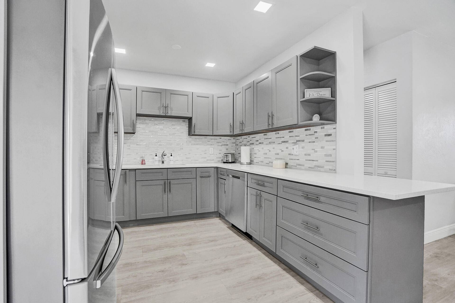 Opportunity awaits ! Beautiful 3 bedroom, 2 bathroom, fully furnished home, equipped with waterproof vinyl flooring, updated bathrooms and an open concept kitchen featuring stainless steel appliances.