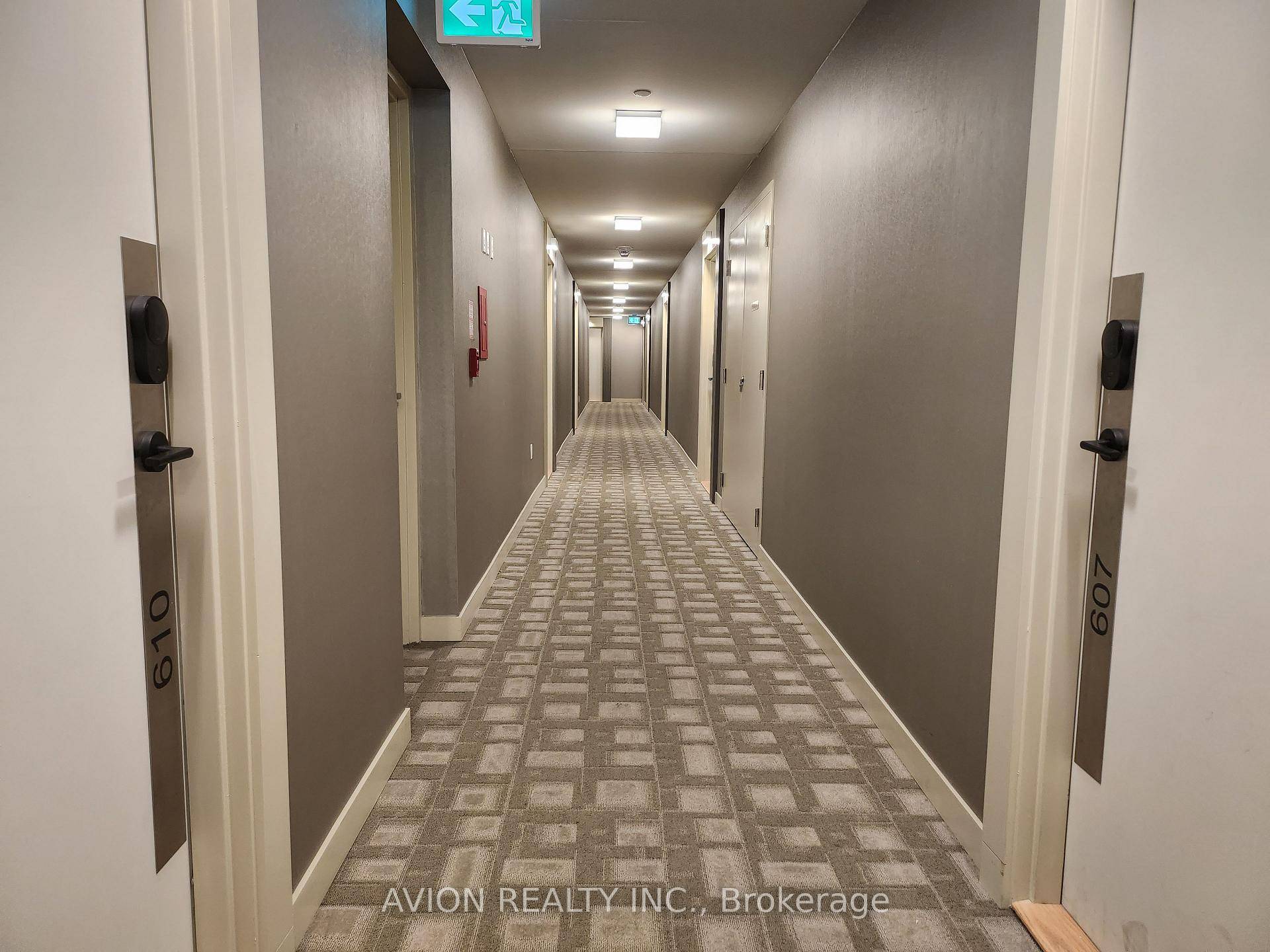 Excellent Location ! Yonge Hwy7, walking distance to Mall, Theatres, Restaurant, School, ViVa, Go, Bus, Park amp ; Rec, close to 407 404, Higher 9 ceiling, Bright amp ; Spacious, ...