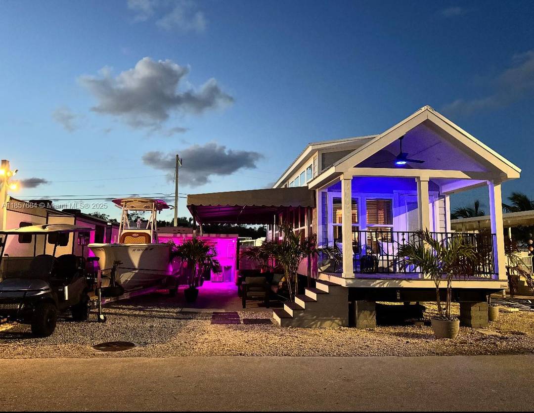 Beautiful 2024 Clayton Park Model 1 bedroom amp ; oversized loft, 1 full bathroom, living room with sleeper sofa, Dining area and full kitchen with brand new SS appliances.