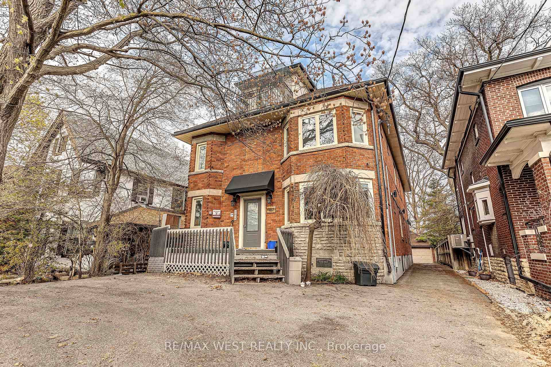 Pet Friendly Large 1 Bedroom Unit In High Park.