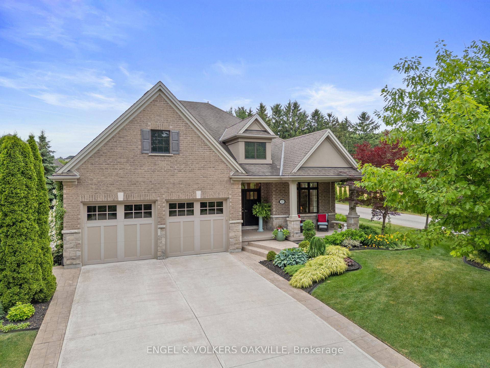 Stunning Bungalow in Garden Paradise !
