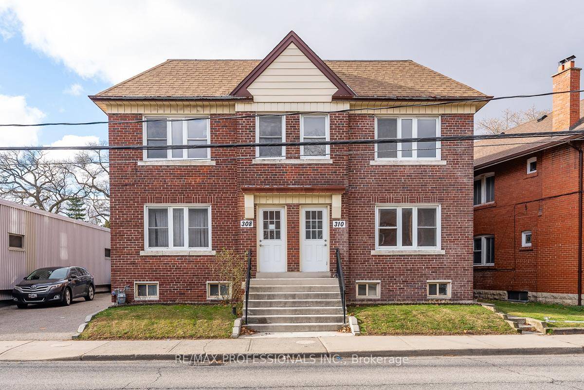 Welcome to 310 Jane Street Upper Level, freshly painted amp ; updated unit, featuring a spacious 2 bedroom layout in a well maintained, purpose built duplex located in the heart ...