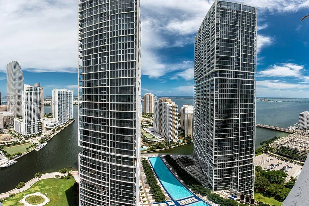 AIRBNB APPROVED Spectacular Furnished Condo at ICON BRICKELL Turnkey condo in the heart of Brickell, fully ready to enjoy or rent PRIME LOCATION On the 37th floor, this stylish 1 ...