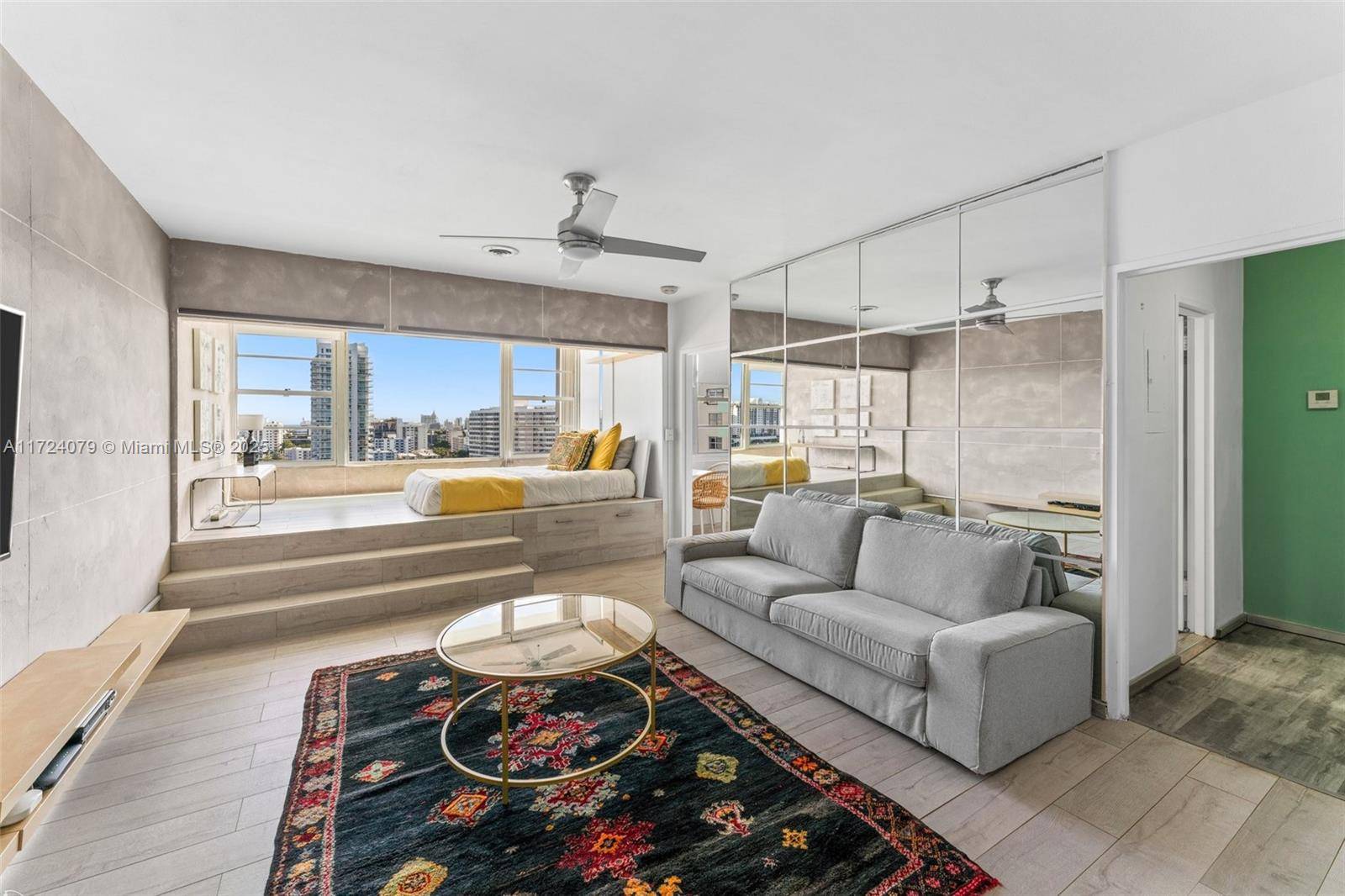 Spacious and extremely well located penthouse studio apartment in the Venetian Islands.