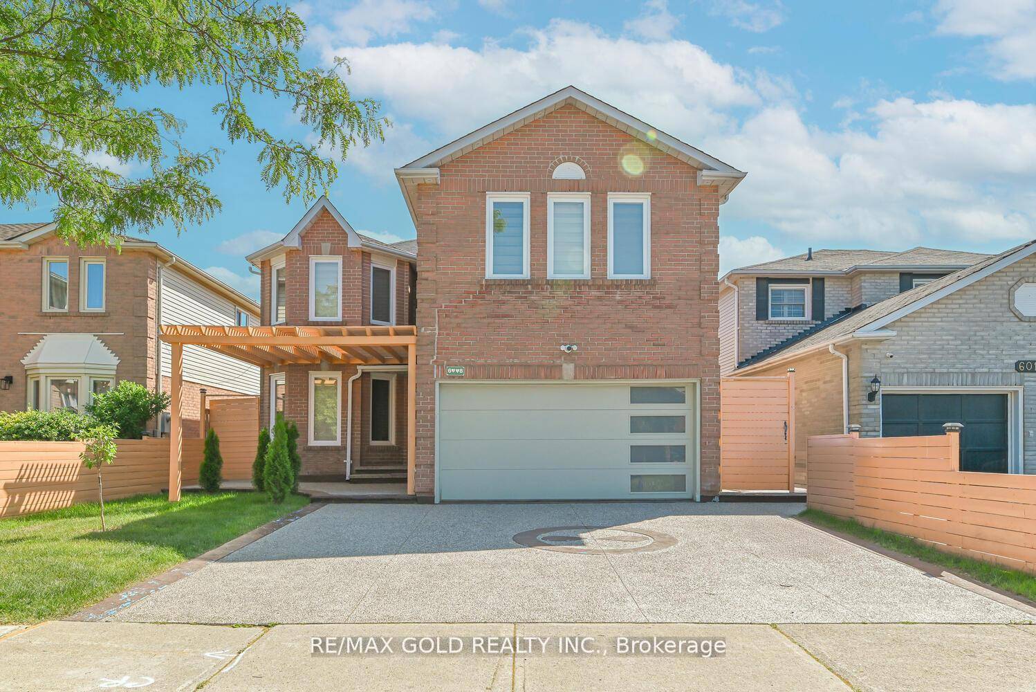 Stunning Renovated Detached Home in Prime Mississauga Location !