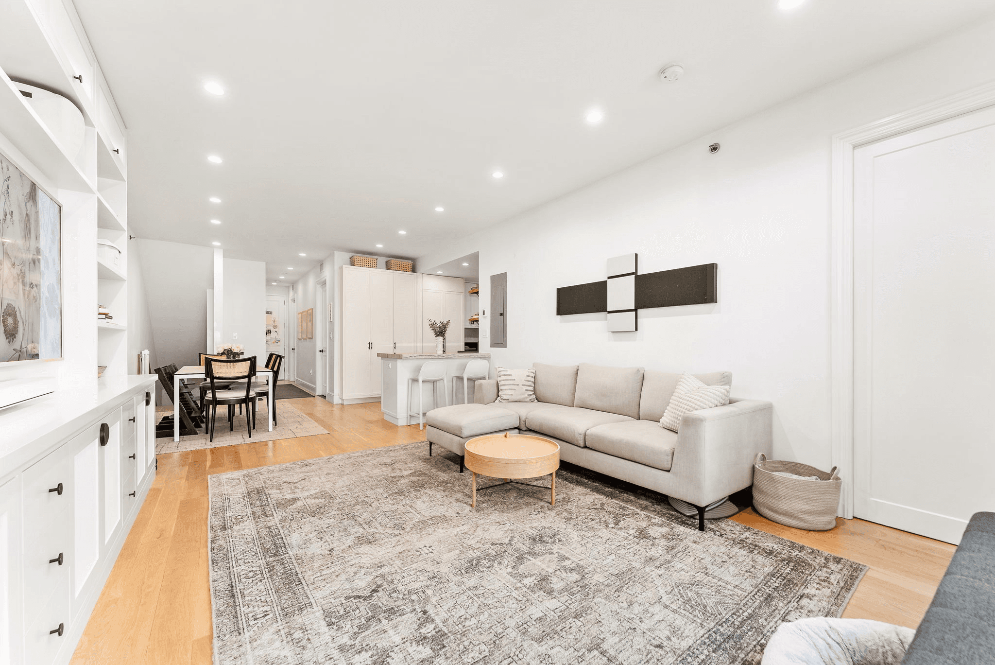Welcome to 81 Warren Street, an artfully curated boutique condominium on a quintessential block in the Columbia Street Waterfront District.