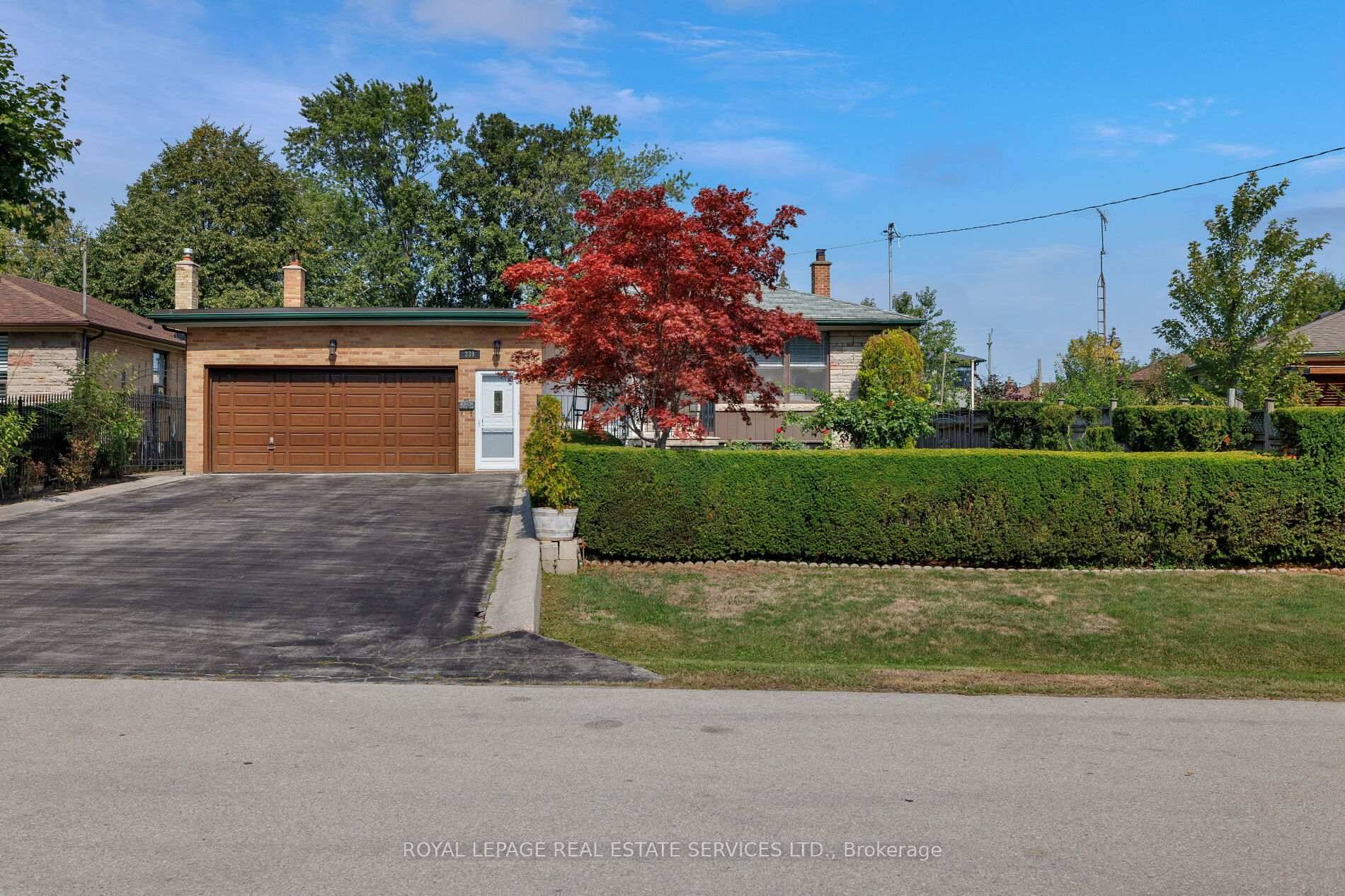 Fabulous opportunity in West Oakville, a sought after neighbourhood renowned for its expansive lots, custom new builds, amp ; family friendly atmosphere.