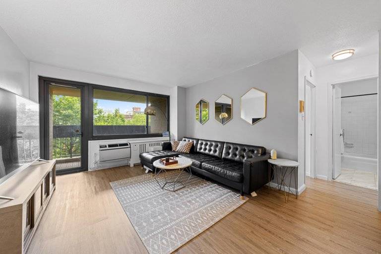 East facing 1 bedroom with Brooklyn Bridge and East River views !