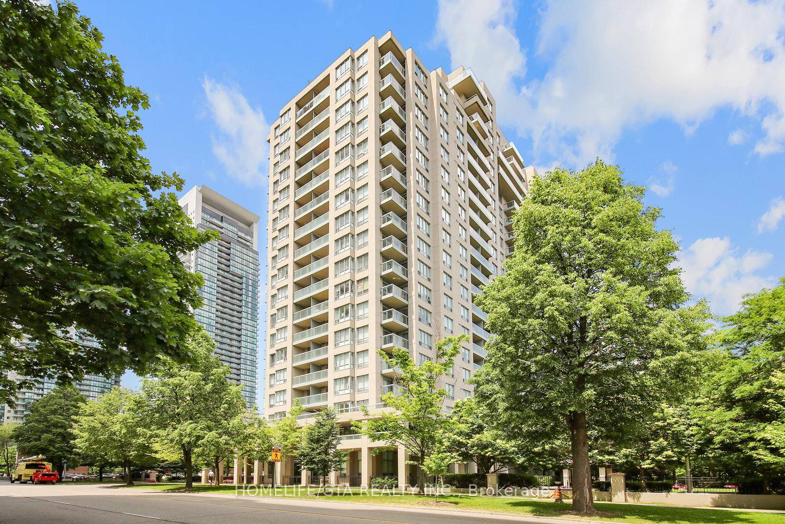 Available Immediately ! Parking and Locker Included !