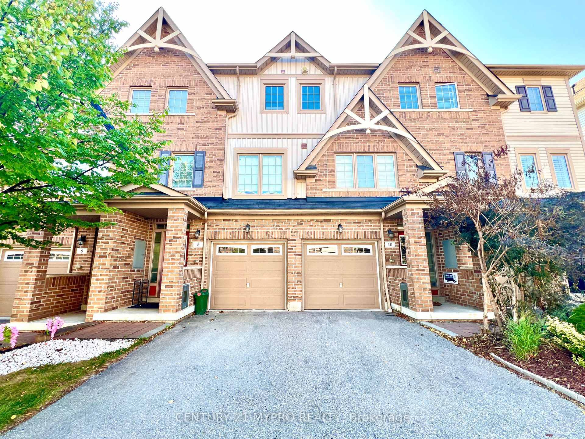 Bright and spacious 3 1 bedroom townhome in Blue Grass Meadows !
