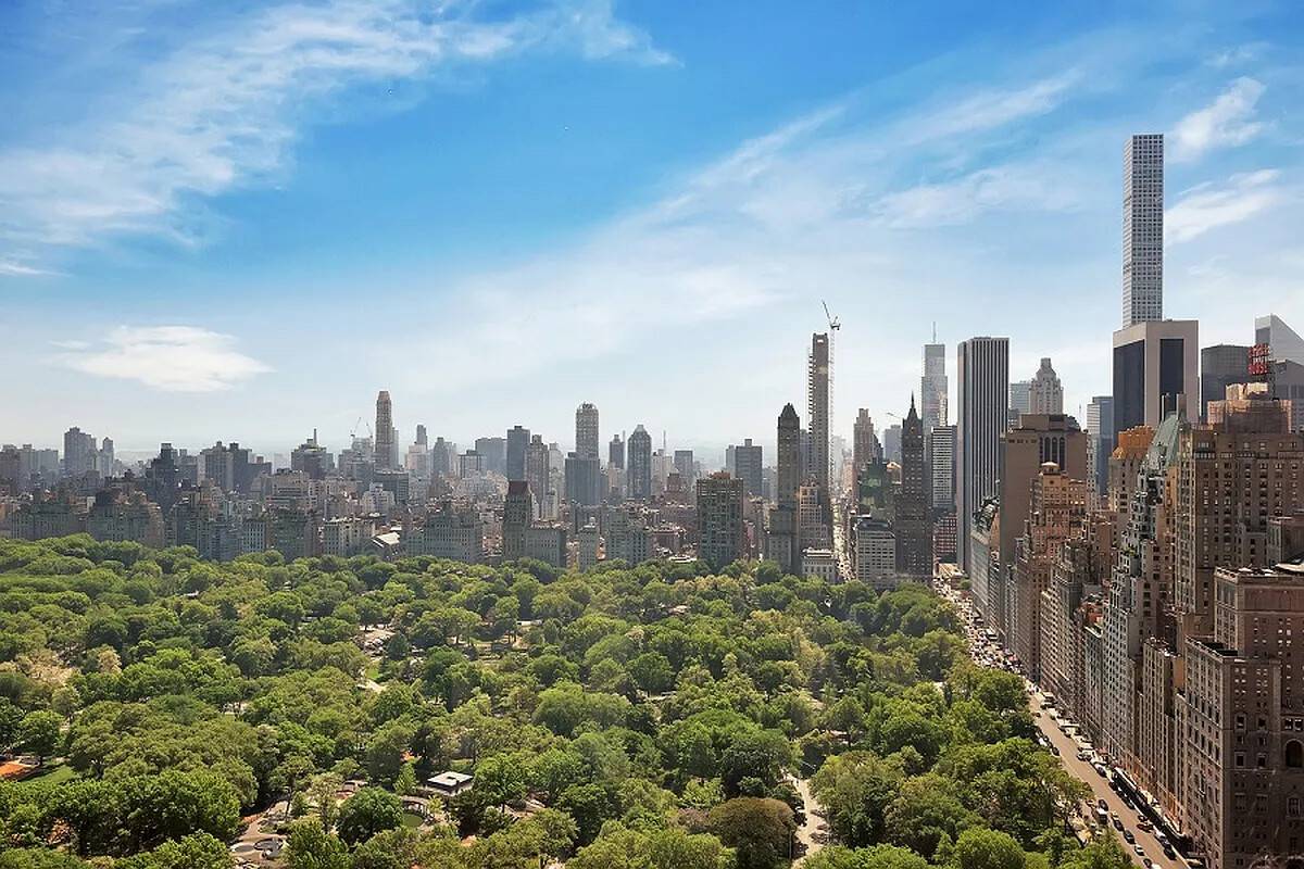 This exquisite, well proportioned corner three bedroom, three and a half bathroom apartment is located on the 69th floor of one of the most prestigious buildings in New York City.