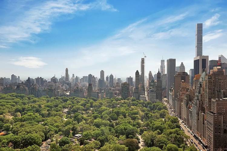 This exquisite, well proportioned corner three bedroom, three and a half bathroom apartment is located on the 69th floor of one of the most prestigious buildings in New York City.