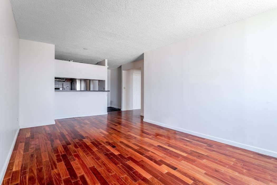 This one bedroom apartment in a downtown condominium is in a prime location on the doorstep of the best of what Lower Manhattan has to offer.