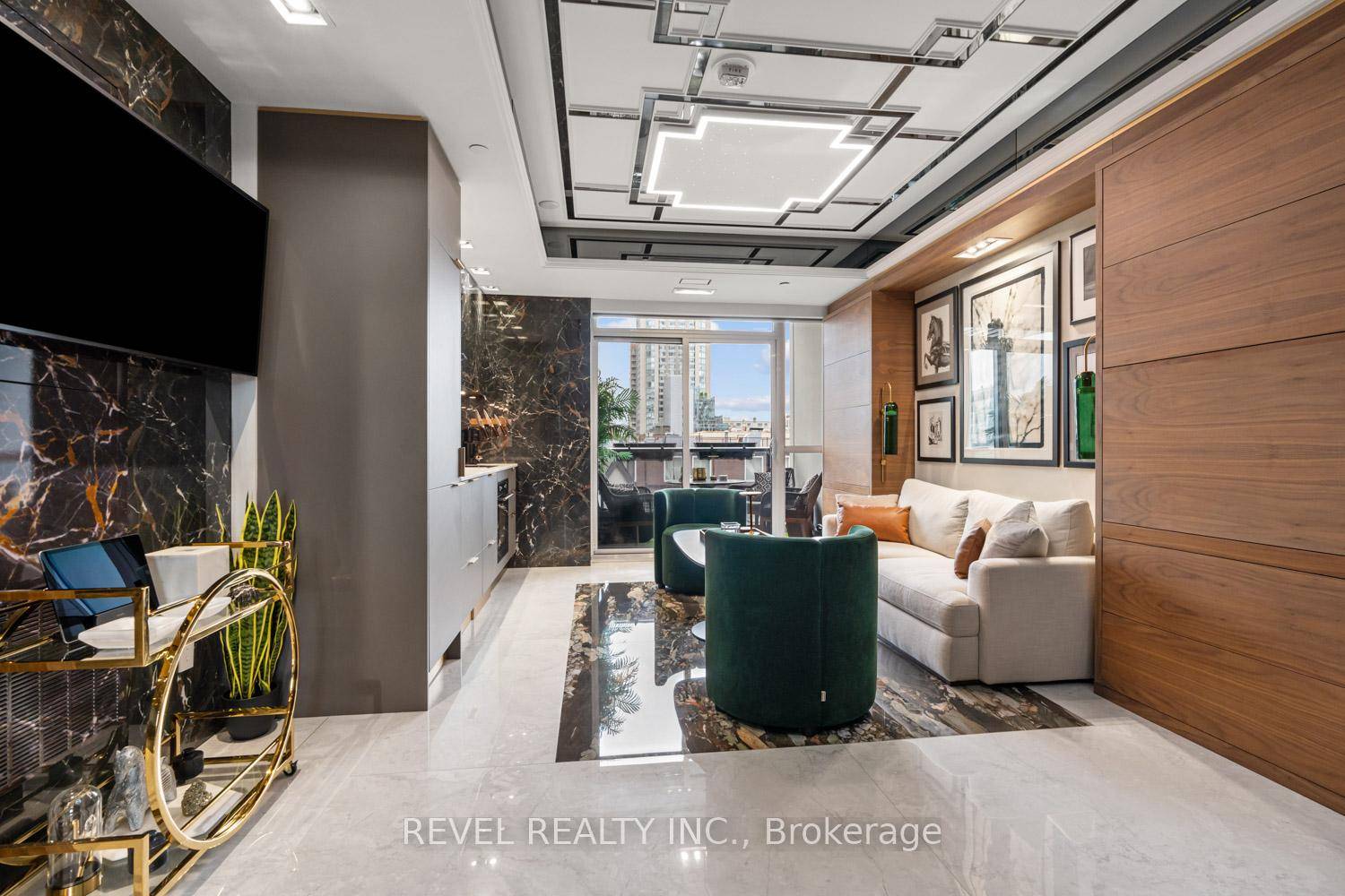 Live at the intersection of luxury and lifestyle in the heart of Yorkville.