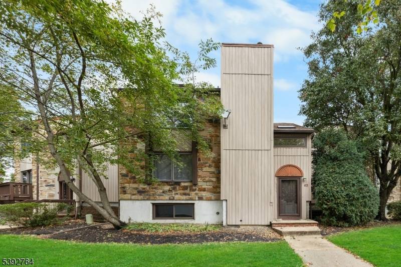 Welcome to delightful Foxborough Village, a well designed community that truly feels like home !