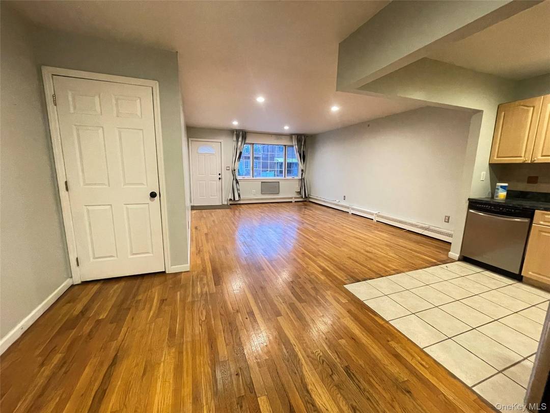 Beautiful, spacious 3B, 2Ba for rent in the sought after Throggs Neck area of the Bronx.
