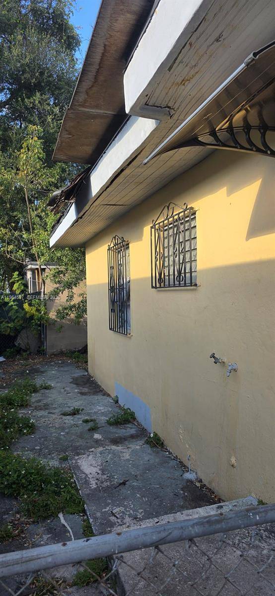 DRIVE BY ONLY, SQUATTERS MAYBE PRESENT, THIS IS AN EXCELLENT OPPORTUNITY TO PURCHASE THIS DUPLEX PRICED WAY UNDER MARKET VALUE AND TURN IT INTO A GEM.