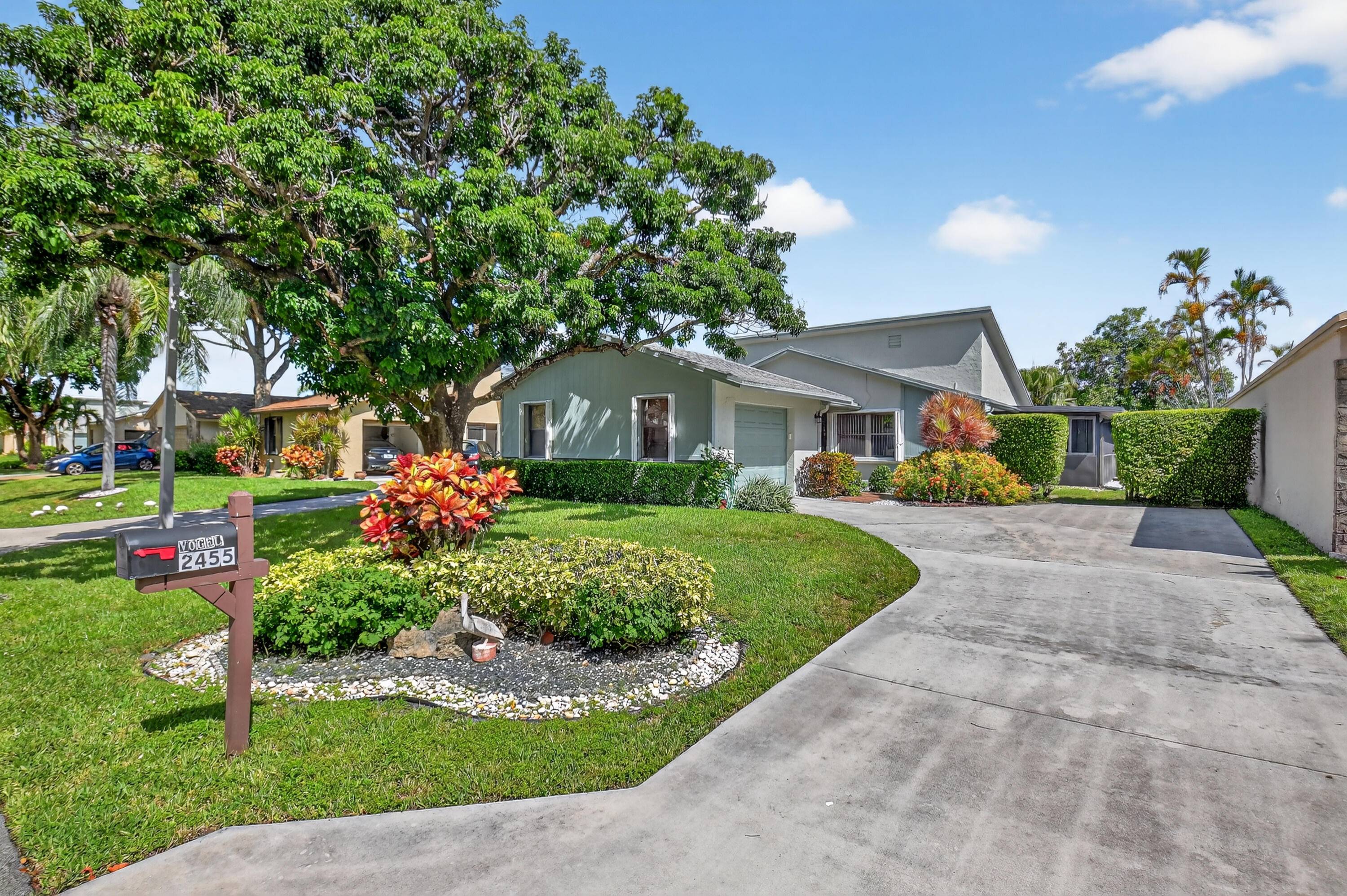 BEAUTIFUL, EXPANSIVE LAKE VIEW LOCATION, BRIGHT, COZY, 2 BDRM 2 BATH, PLUS DEN OFFICE ROOM AND SCREENE LANAI.