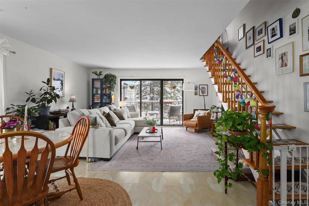 Discover elevated living meets modern luxury in this stunning two story duplex at Kemeys Cove in Briarcliff Manor !