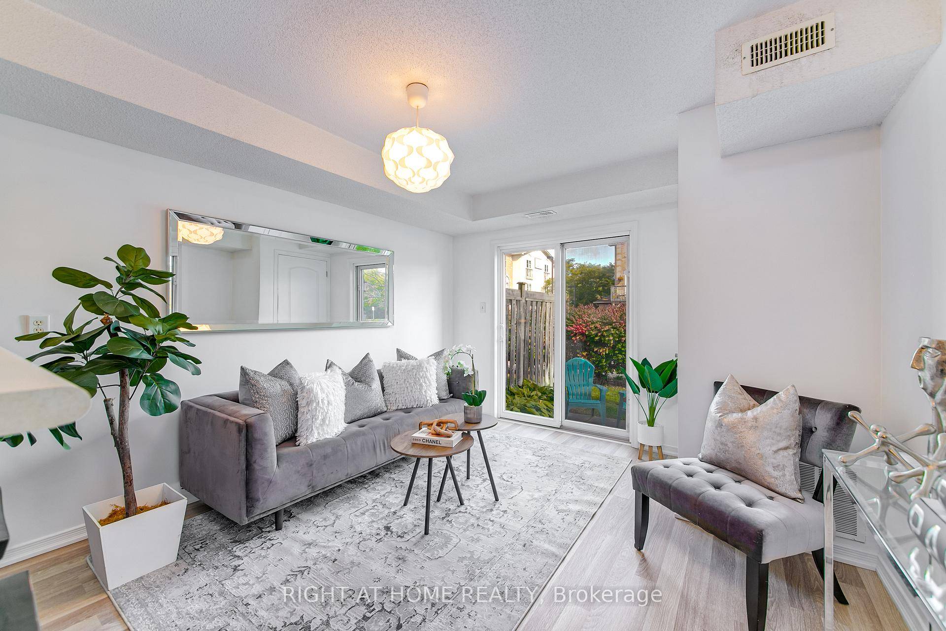 ONE YEAR NO MAINTENANCE FEES Cute, modern and Bright walkup Condo !