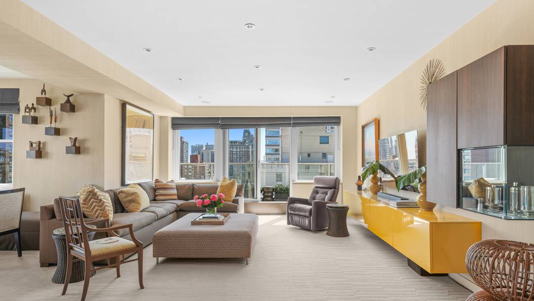 Situated on the sun flooded northeast corner of 176 East 71st Street, this exceptional penthouse is one of only three apartments on the floor.