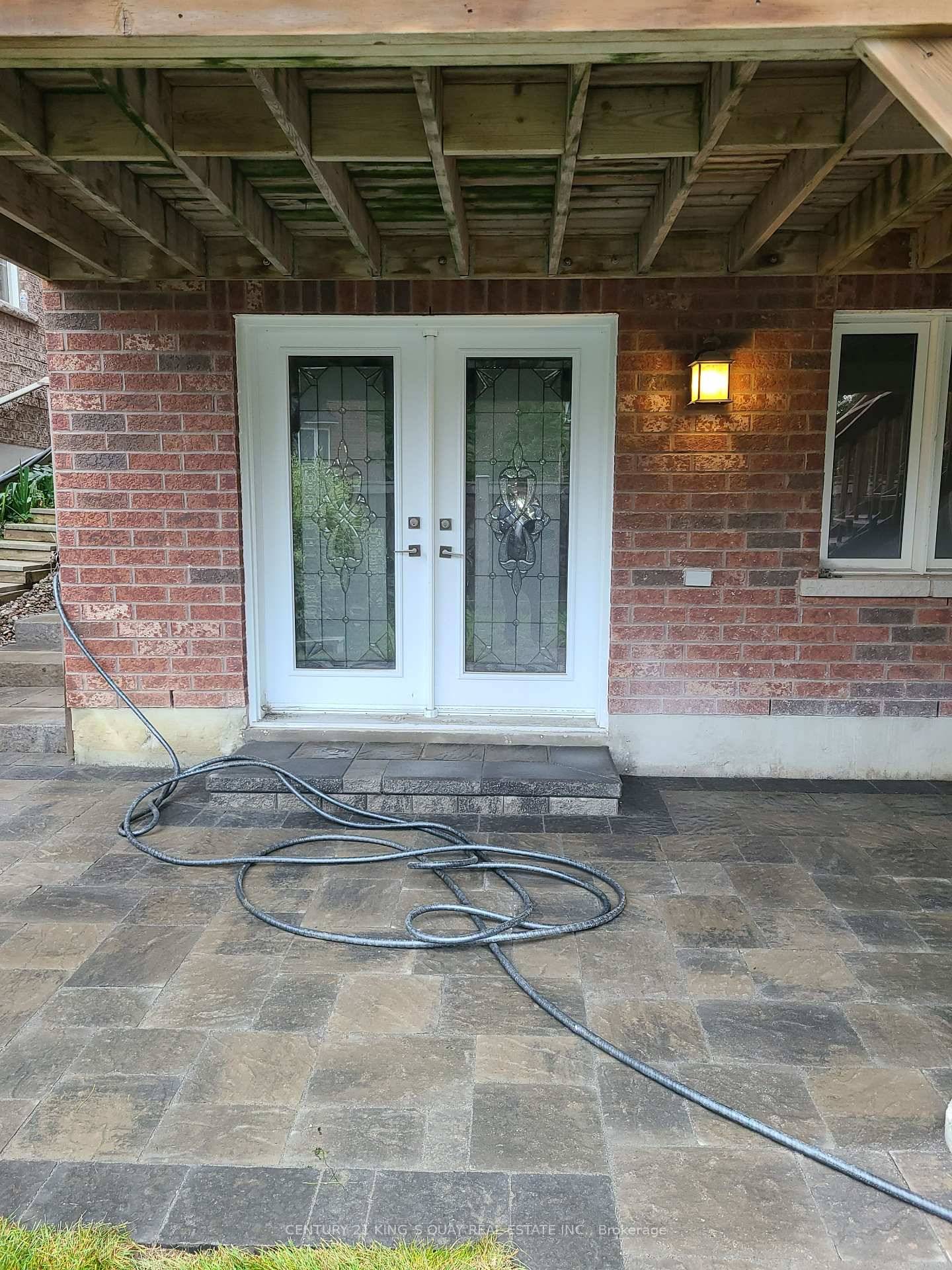 Bright and well maintained legal walk out basement apartment featuring a spacious 1 bedroom, full kitchen, and 3 piece washroom.