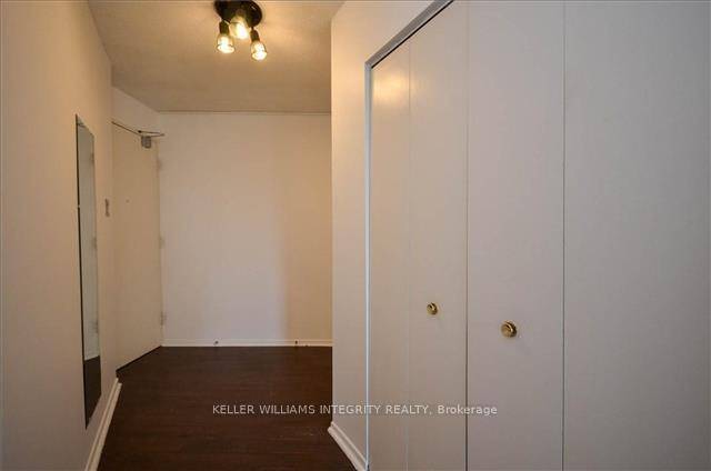 Beautiful 2 bedroom condo apartment in popular chateau royale Eat in Kitchen, insuite storage, Bldg offers indoor pool, library, sauna, rec.