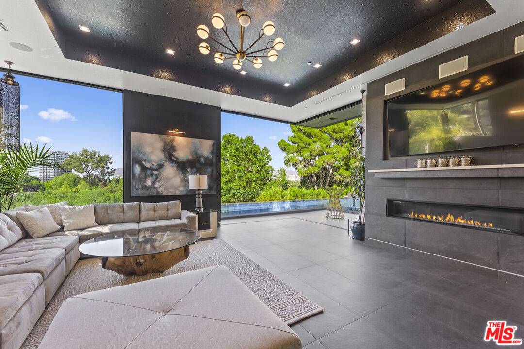 3712 Broadlawn Dr 6BR Hollywood Hills East La