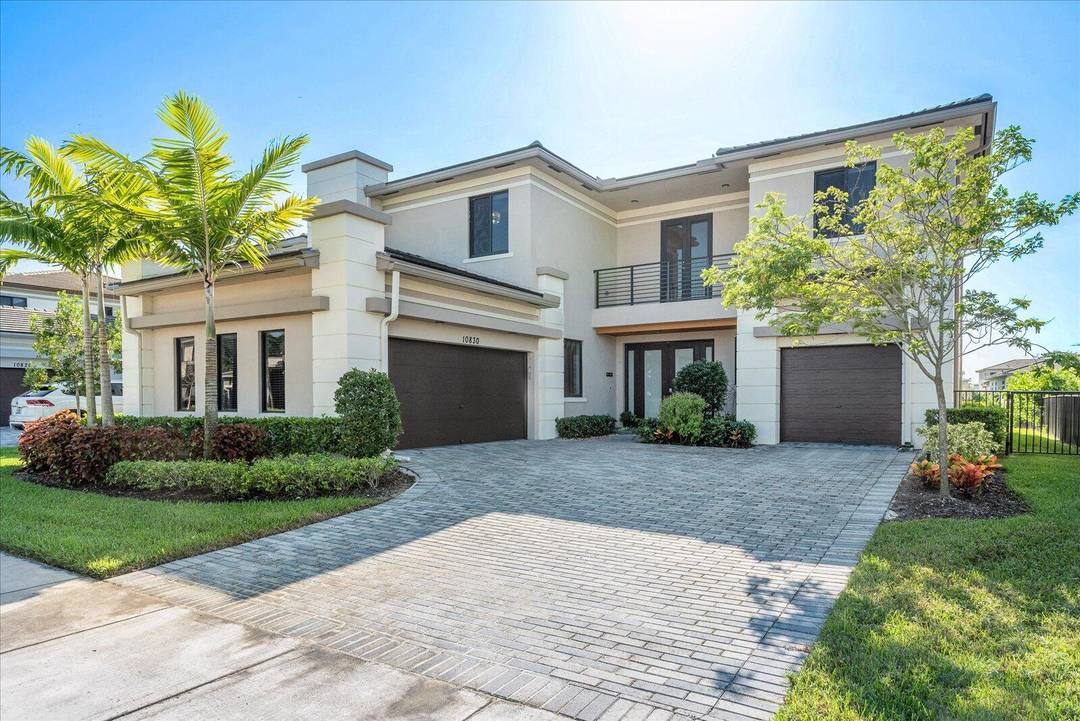 Stunning 5 bedroom 5 bathroom Presidential home for rent in the modern community of Cascata.