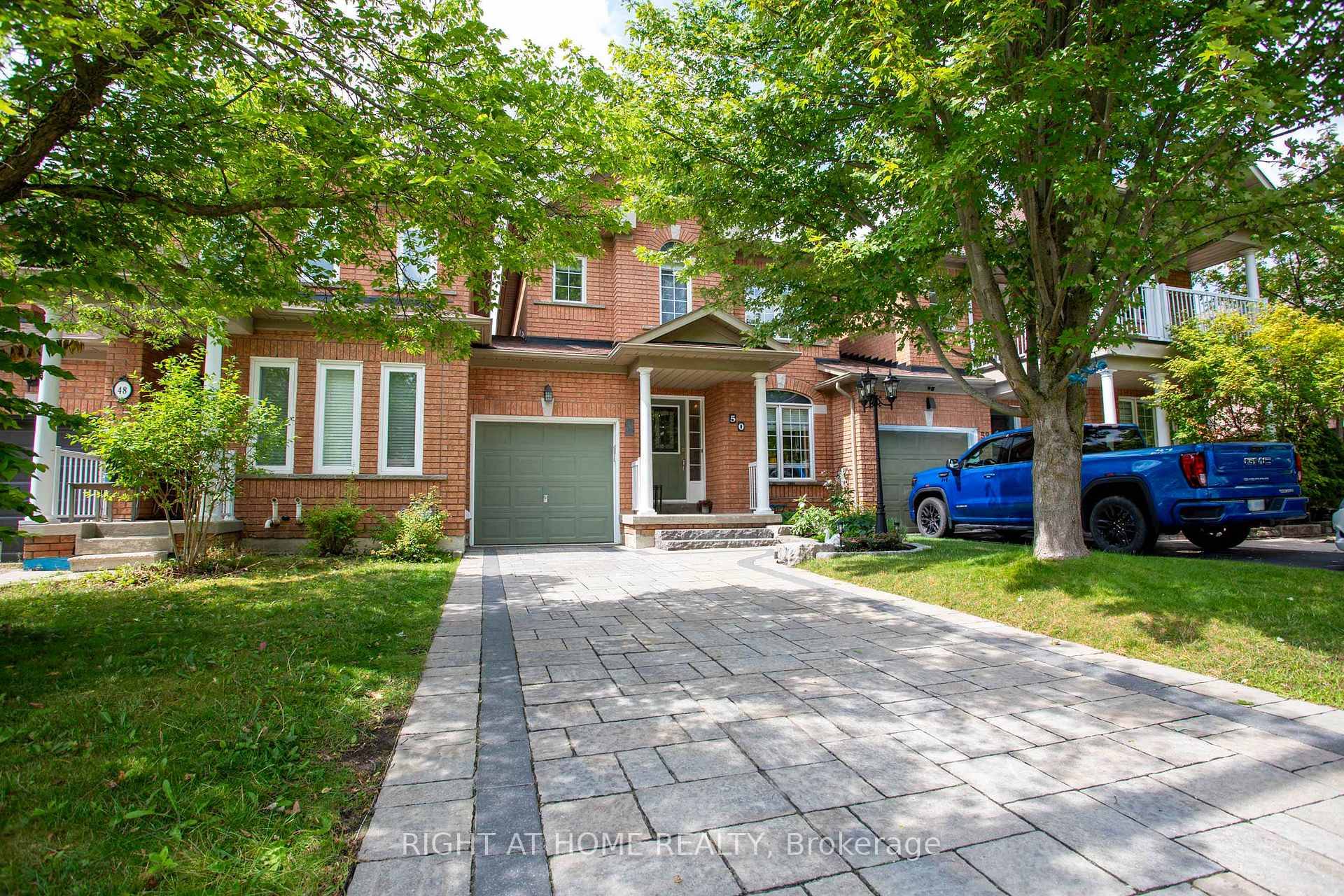Linked property at a townhouse price unbeatable value !