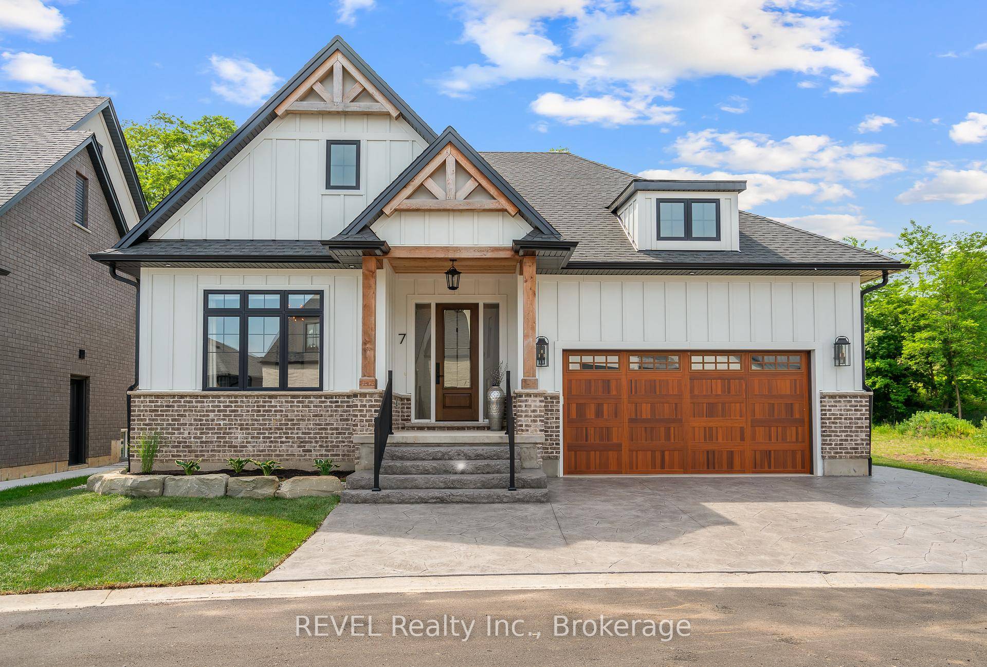 Welcome home to this stunning designer bungalow located in the beautiful wine country of Niagara on the Lake ; in the quaint town of St David's.