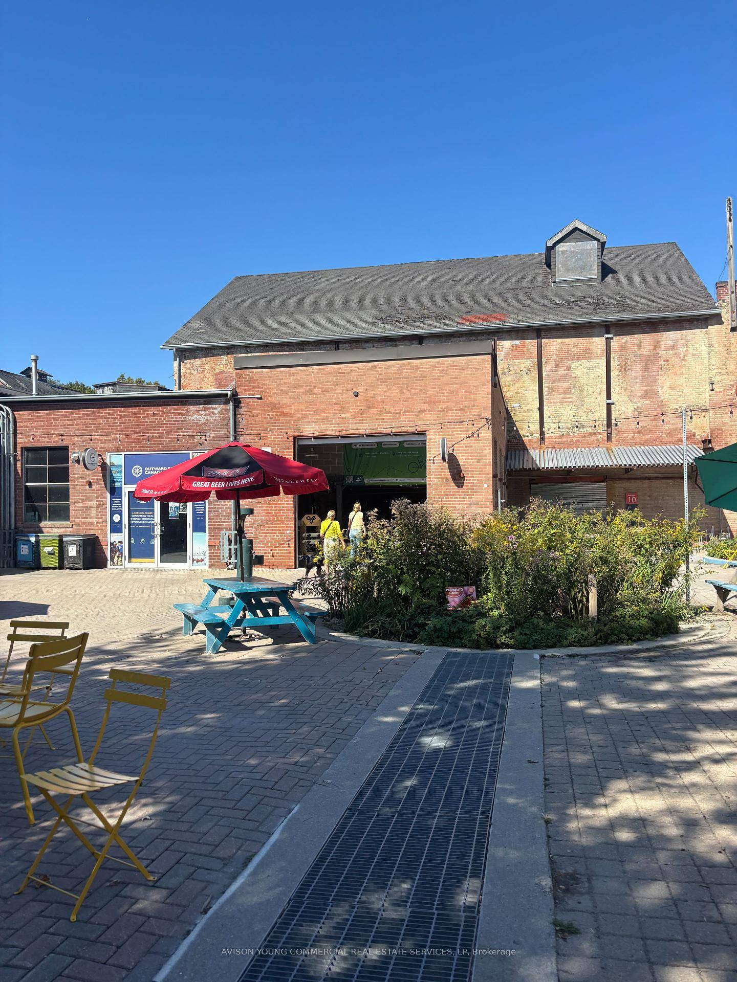 Charming 720 SF retail or studio space with a roll up garage door offering great visibility within the vibrant Evergreen Brick Works community and steps from Toronto's largest year round ...
