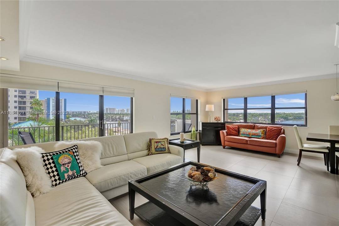 BREATHTAKING 2 2 CORNER CONDO ON THE BEACH !