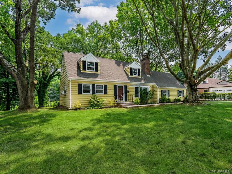 Full house rental in residential Glen Head neighborhood of North Shore Acres.