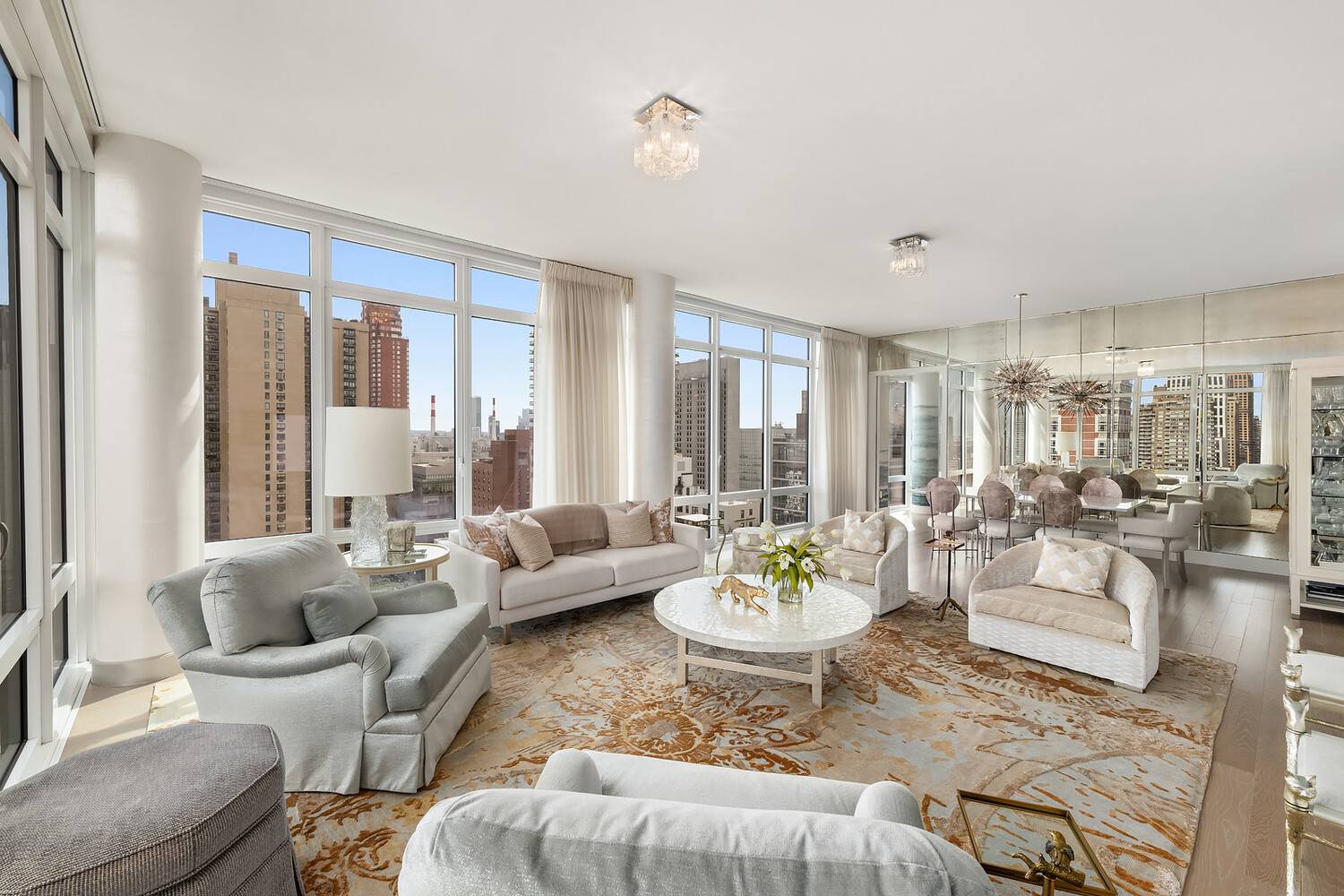 Expansive Hi Floor Aerie This sun flooded, high floor, corner residence offers triple exposures with sweeping city views through floor to ceiling windows.