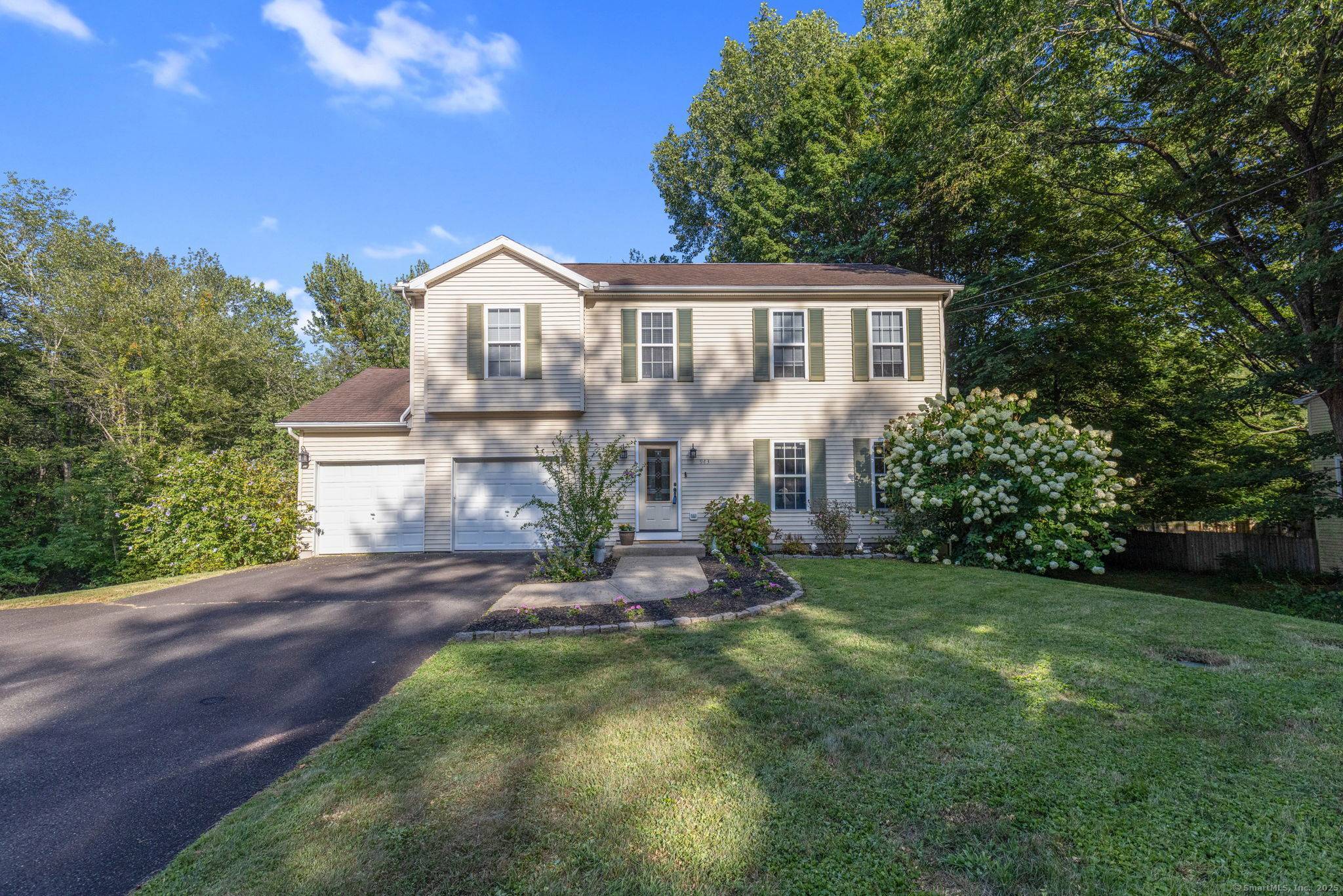 Welcome to this well maintained 3 bedroom, 2.