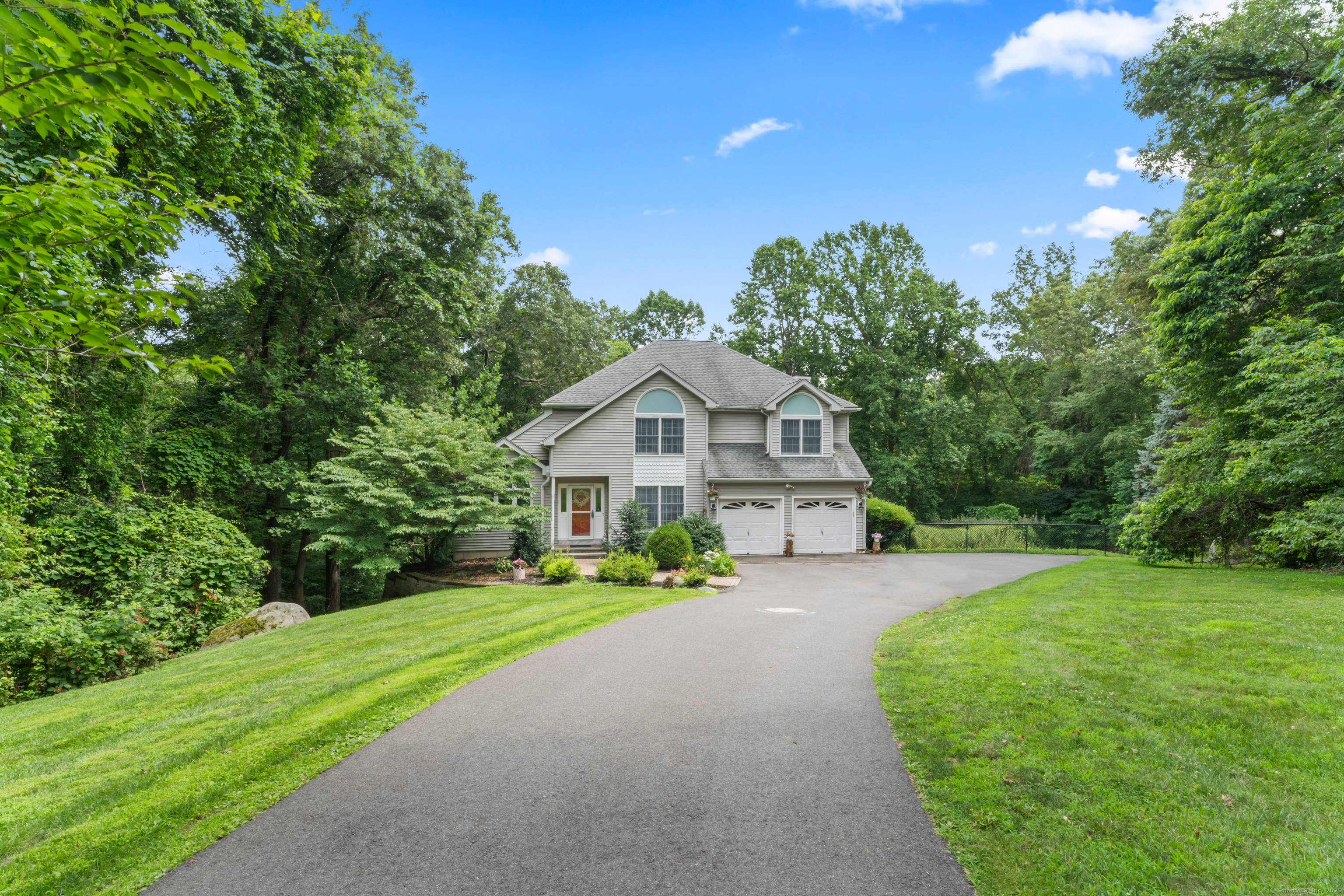 Back on the market ! Recently refreshed thoughtfully prepared !
