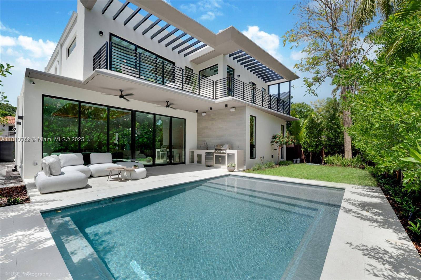 VERY SPACIOUS open floor plan, Move In Ready.