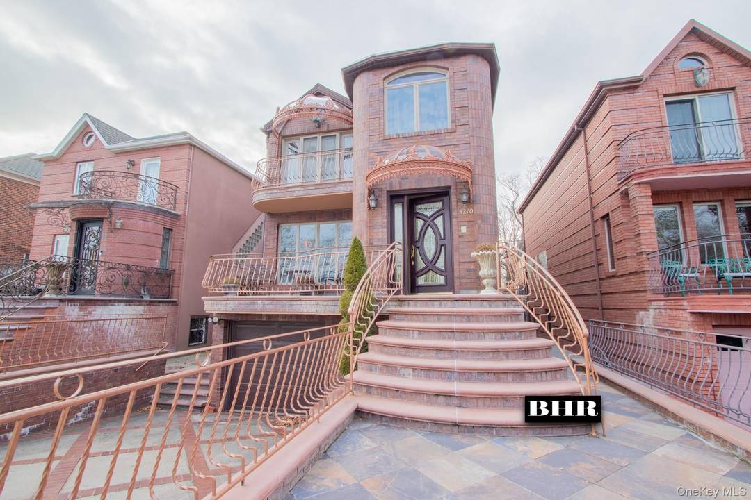 MANHATTAN BEACH OCEAN VIEW One of a kind 1 family detached side hall brick.