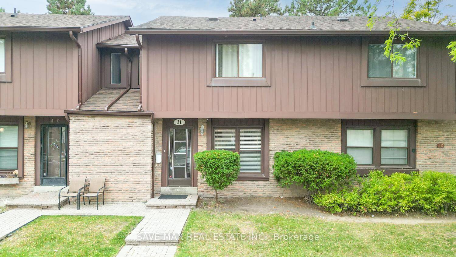 Location ! Location ! Welcome To This Beautiful And Cozy 2 Storey Townhouse In The Heart Of Streetsville, Mississauga A Perfect Blend Of Style, Comfort, And Functionality.