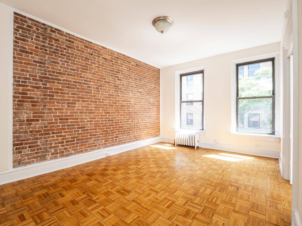 Prime Upper West Side Location on West 72nd Street between Amsterdam amp ; Columbus True one bedroomSeparate, spacious living areaExposed brickLarge closet with custom shelvingFull size refrigeratorStainless steel appliancesBathtub with ...