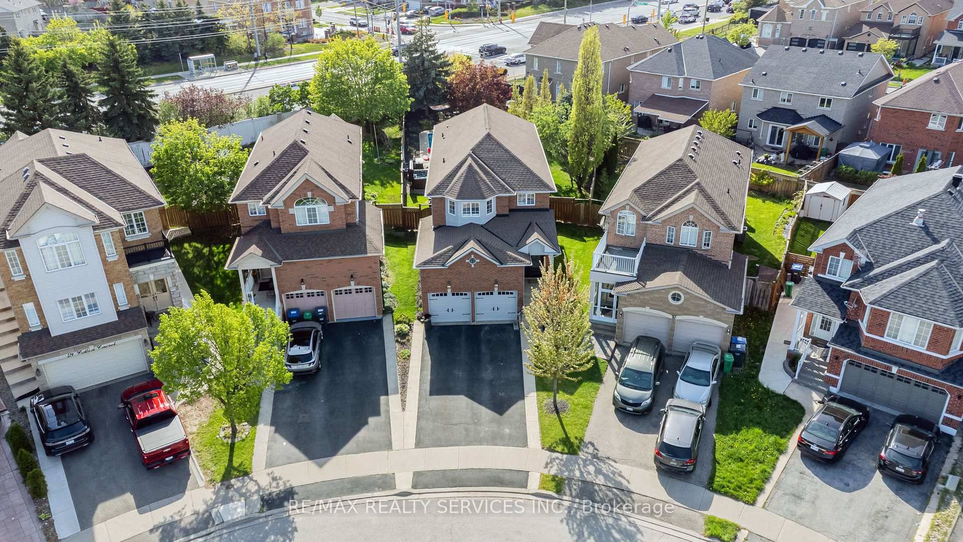 Welcome to this beautifully maintained 4 bedroom, 3 bathroom detached home offering the perfect blend of space, comfort, and lifestyle.