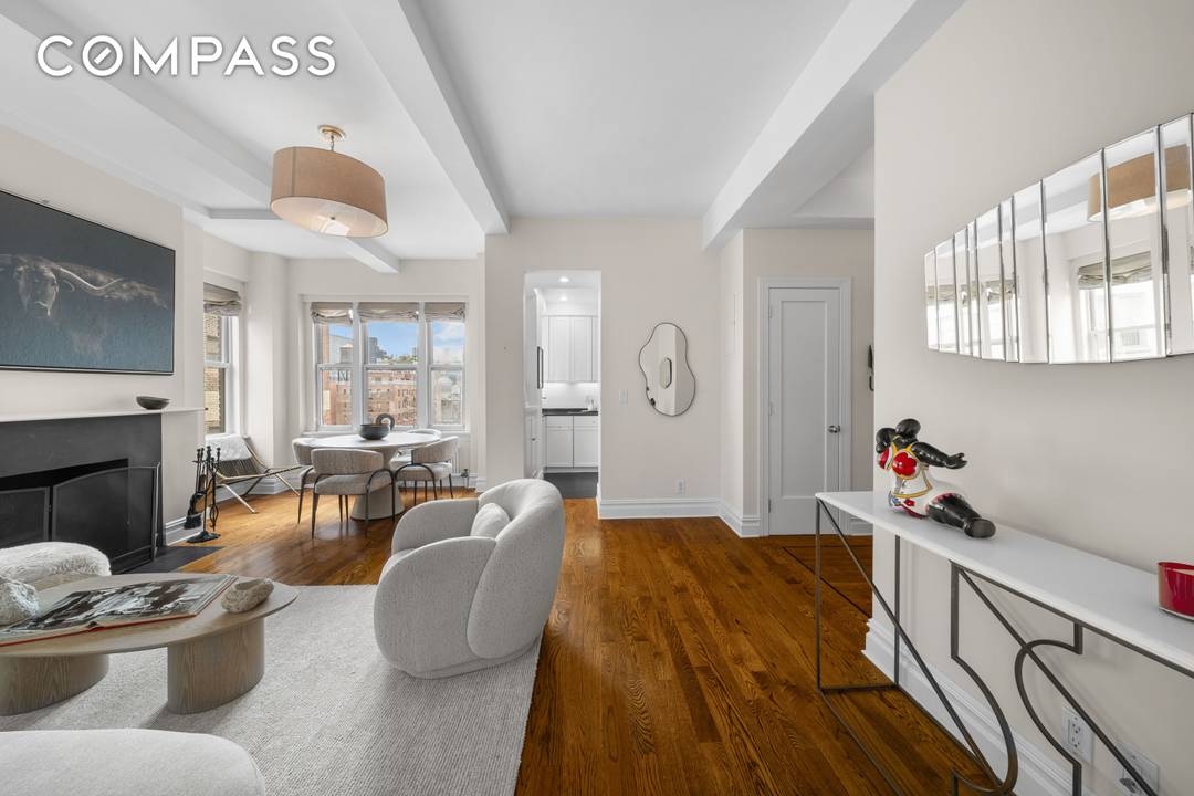 Rarely available on 5th Avenue historic Gold Coast is a sophisticated 2 bedroom in mint condition with beautiful exposures onto the village charming landmarked houses and Fifth Avenue buildings.