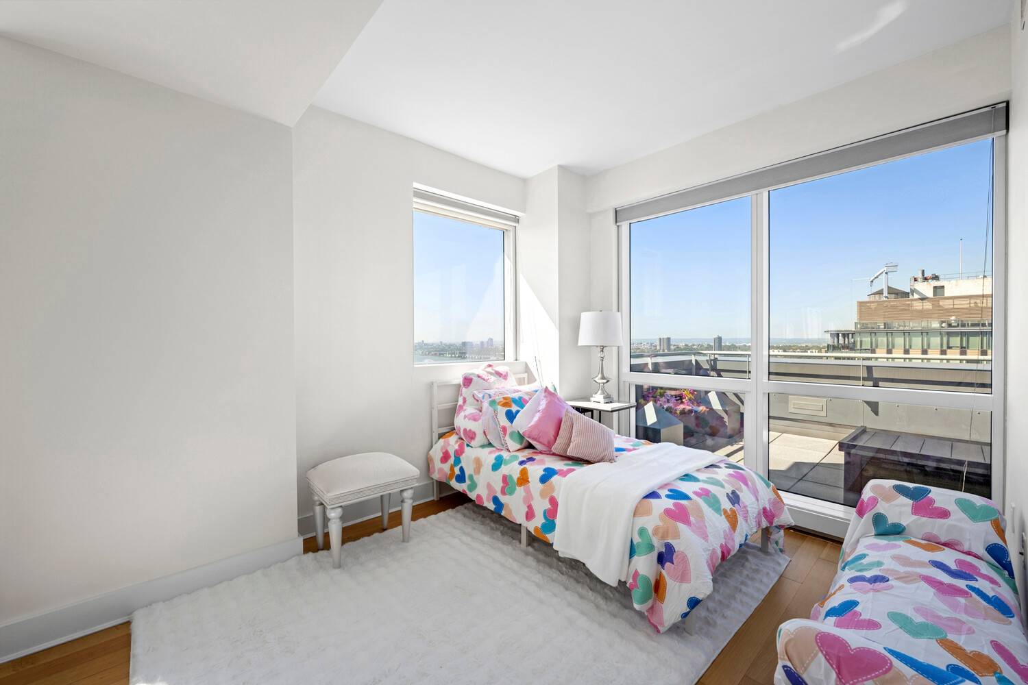 Occupying the entire 34th Floor of the Ariel East, this 3 Bed 2.