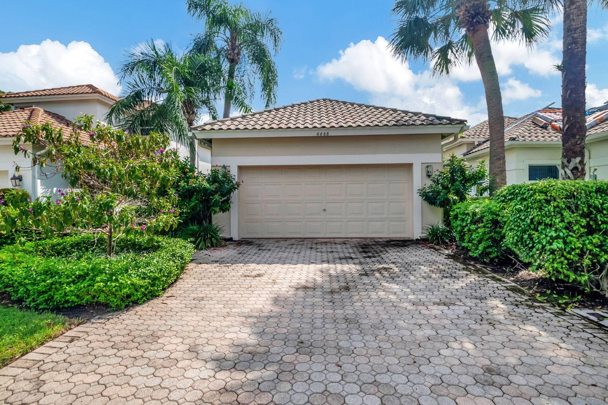 Charming two bedroom and two full bathroom home in the heart of Boca Raton near shopping, fine dining and beautiful beaches.