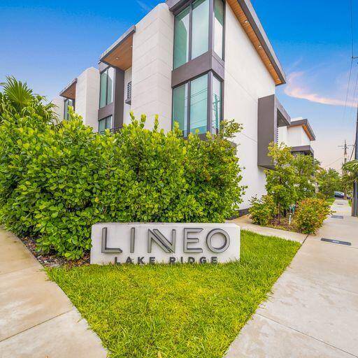 Chic Townhome with Private Pool and Outdoor Bar Area Experience luxury living in this 3 bedroom, 3.