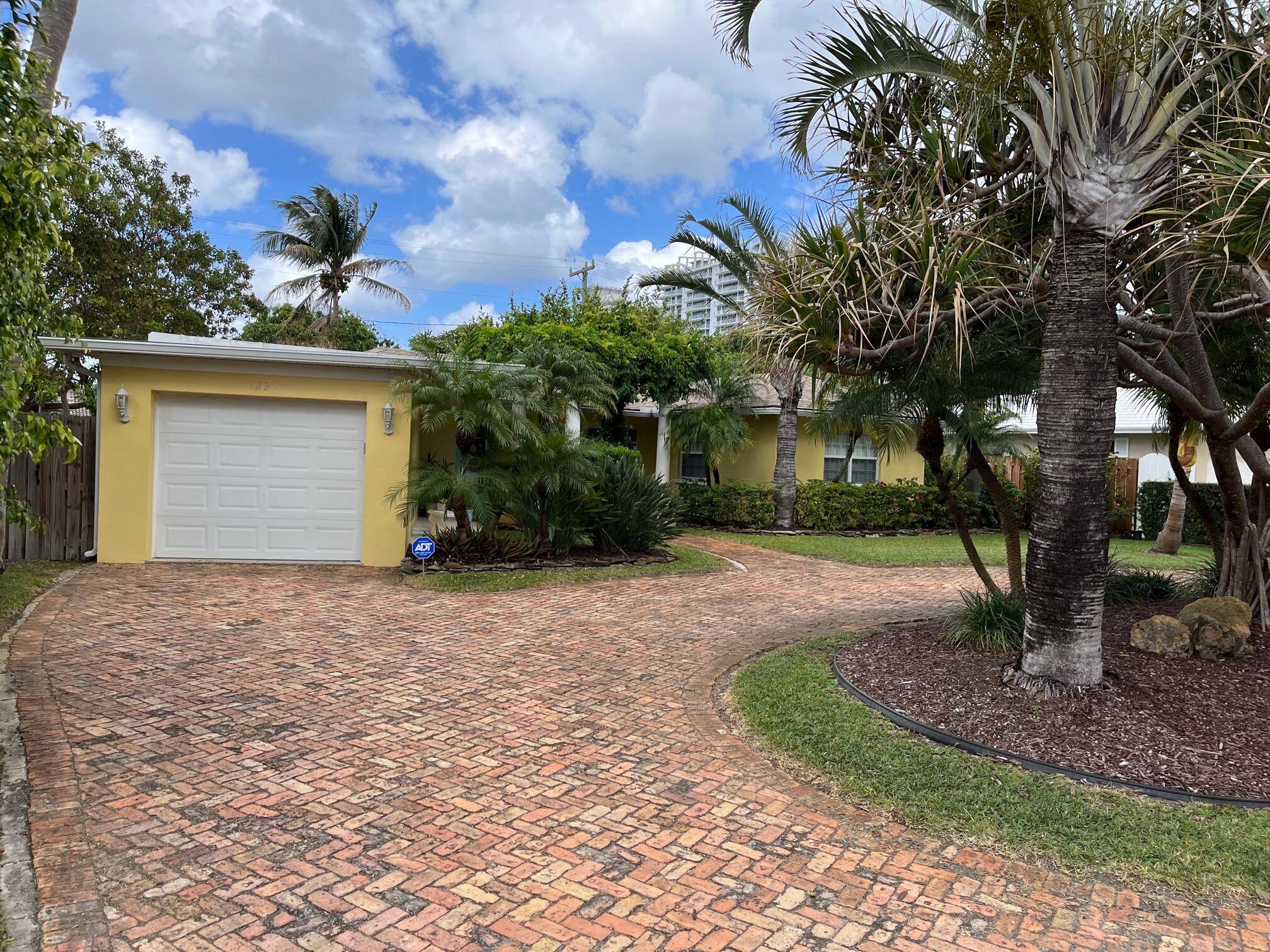 Singer Island furnished Beach Cottage Available starting September 2024Across the street from the beautiful Singer Island Beach.