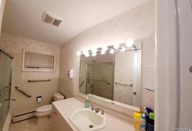 This is a beautiful 3 bedroom huge apartment on the 2nd floor.