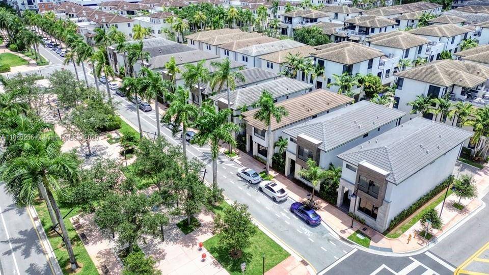 PRIME Location in a main street just a one block walking of Downtown Doral, SINGLE FAMILY home in Canarias model Cadiz, this stunning residence featuring high end upgrades throughout.