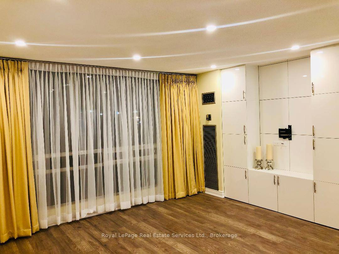 Welcome to refined, effortless living in the heart of prestigious Bronte just steps from Lake Ontario, waterfront trails, boutique shops, restaurants, parks, and top rated schools.